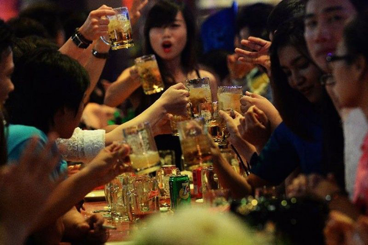 Hiệp hội Bia - Rượu - Nước giải khát “than khóc”: Mỗi năm nộp ngân sách 60.000 tỷ đồng, 1000 DN và 200.000 lao động tổn thất nặng vì Covid-19 nhưng không được hỗ trợ - Ảnh 1. Hiệp hội Bia - Rượu - Nước giải khát “than khóc”: Mỗi năm nộp ngân sách 60.000 tỷ đồng, 1000 DN và 200.000 lao động tổn thất nặng vì Covid-19 nhưng không được hỗ trợ - Ảnh 1.