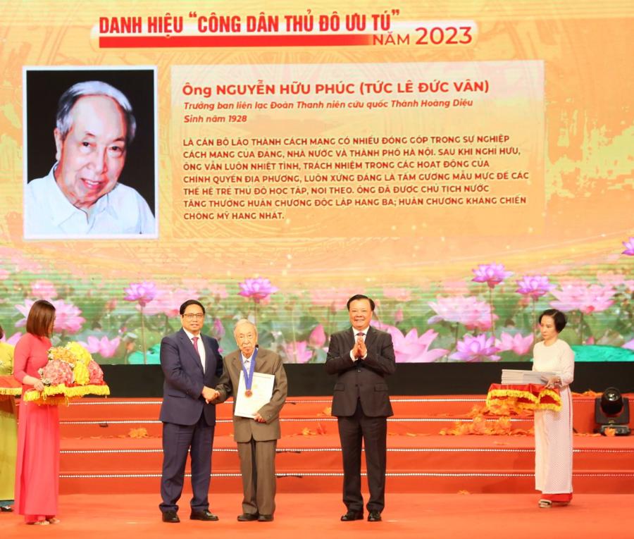 Thủ tướng Phạm Minh Chính và Bí thư Thành ủy Hà Nội Đinh Tiến Dũng trao tặng danh hiệu công dân Thủ đô ưu tú cho ông Nguyễn Hữu Phúc (tức Lê Đức Vân)